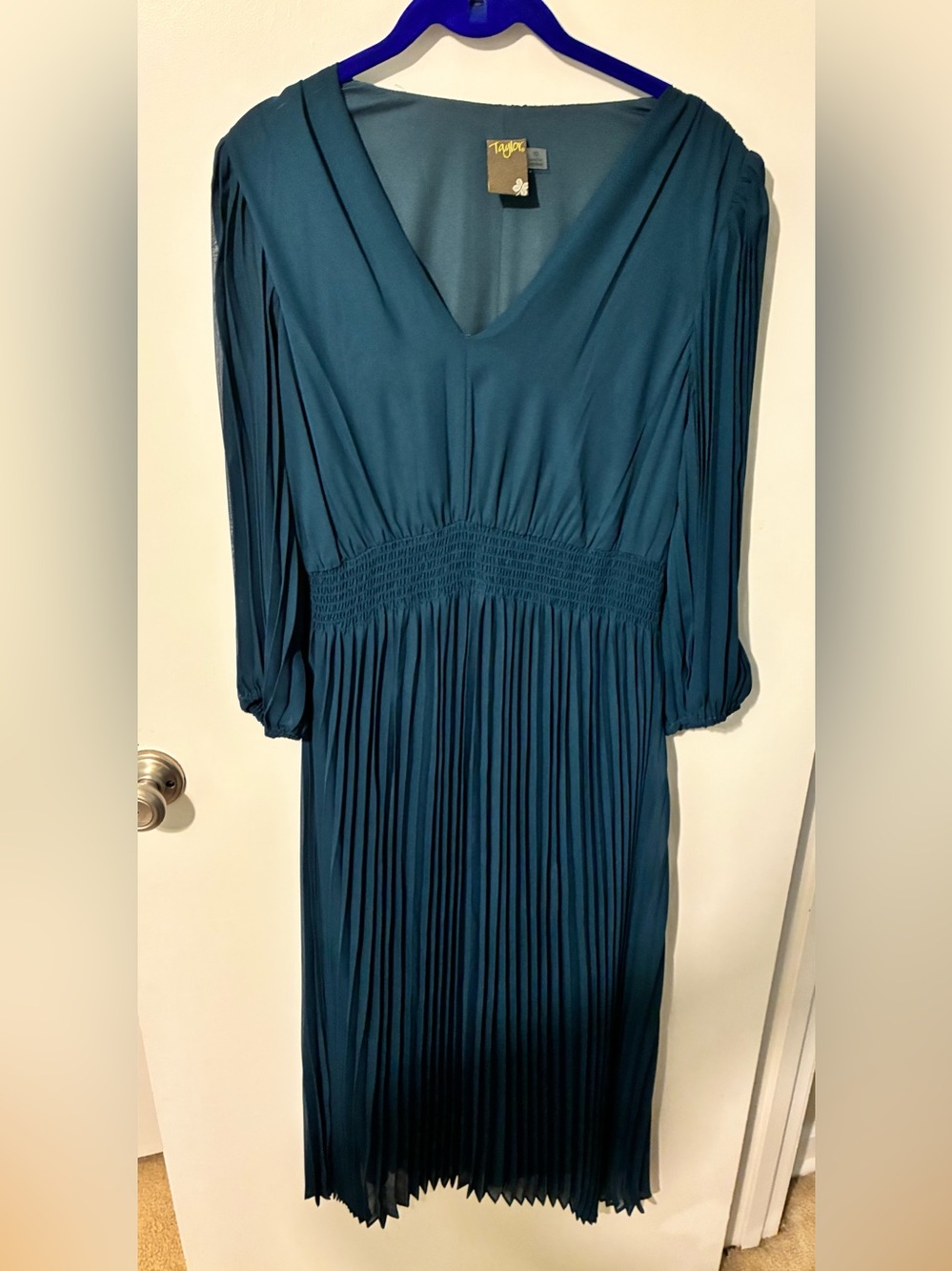 Taylor Teal Long Sleeve Pleated V-Neck Dress size 10